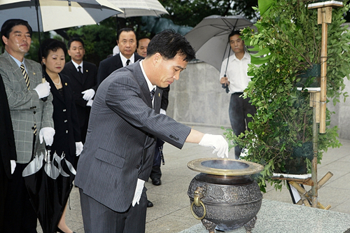 현충탑경내 참배