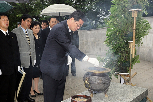 현충탑경내 참배