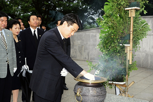 현충탑경내 참배