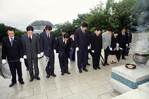 현충탑경내 참배
