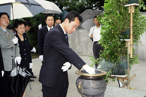현충탑경내 참배