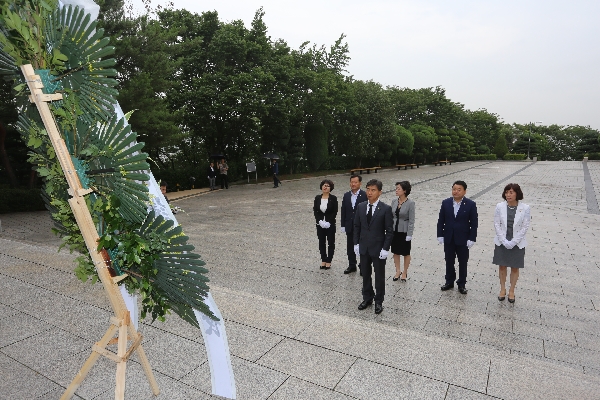 7대 후반기 의장단 상임위원장 현충탑 참배