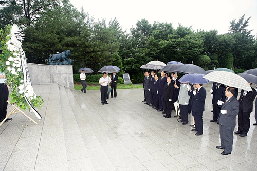 현충탑경내 참배