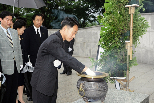 현충탑경내 참배
