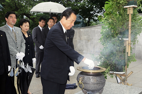 현충탑경내 참배