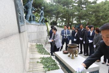 현충일 현충탑 참배(2)