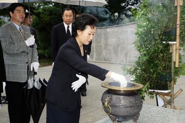현충탑경내 참배