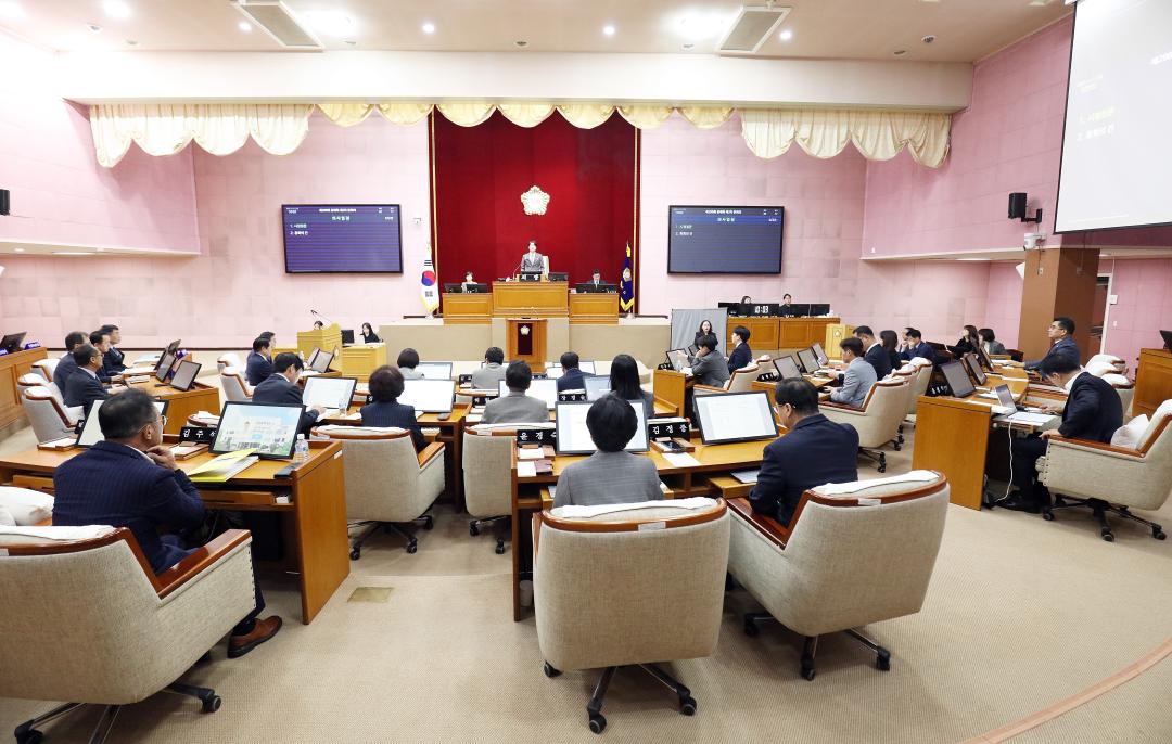 '안양시의회, 2024년도 행정사무감사 진행중.. 실효성 있는 정책 개선 방안 모색' 게시글의 사진(1) '본회의 사진.jpg'